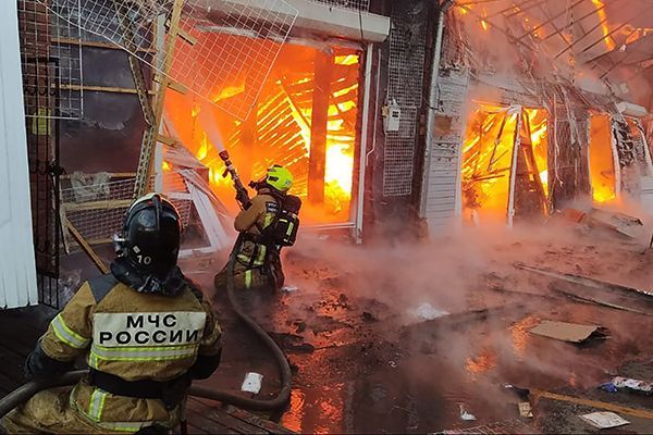 Пожар на павильоне с пиротехникой в Ростове-на-Дону
